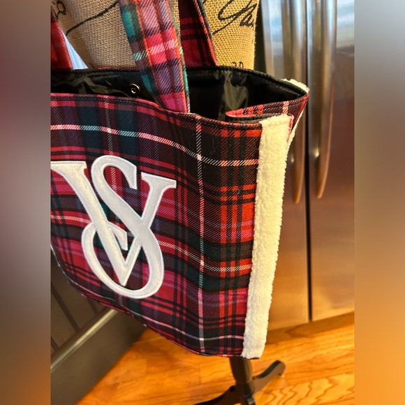 🟢 NWT Victoria’s Secret Tote Overnight Plaid Fur Trimmed Bag - Picture 3 of 7